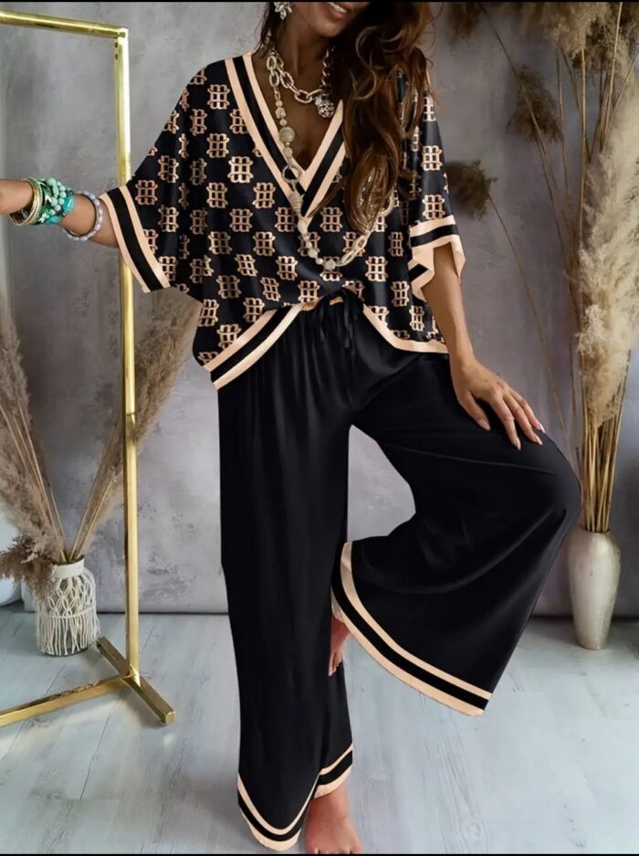Conjunto negro de blusa estampada cuello V y pantalon negro unicolor - Imagen 1
