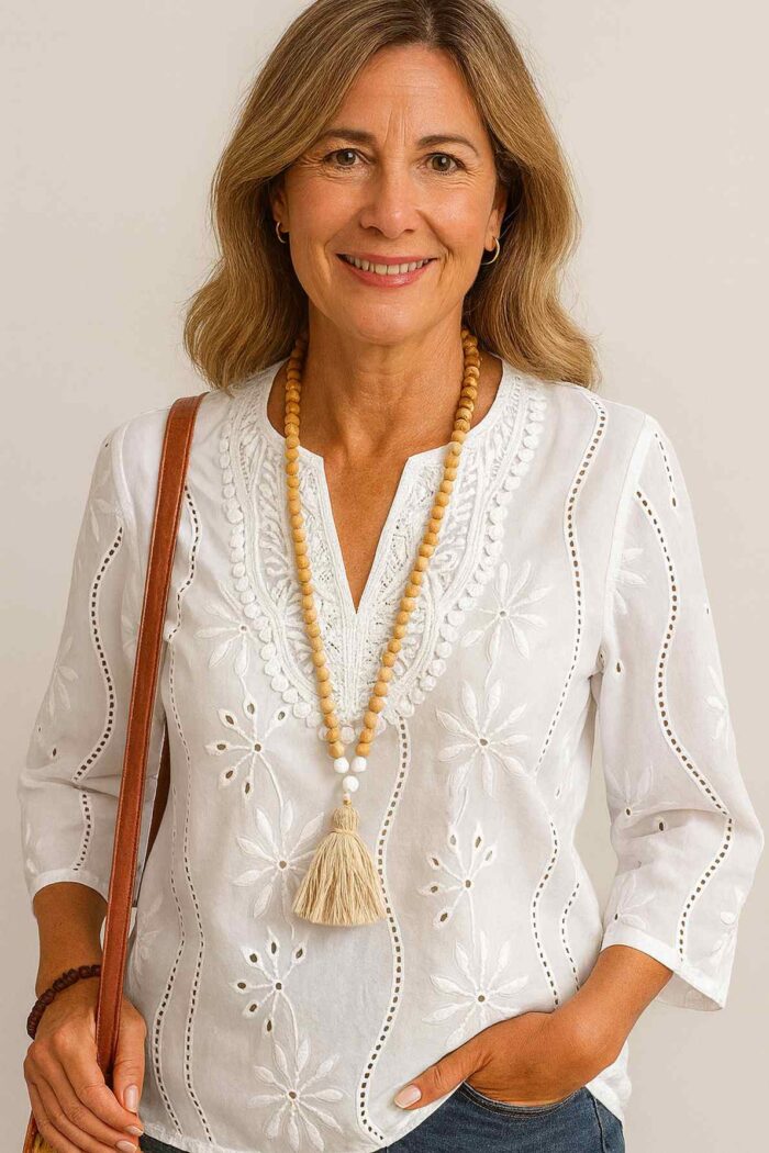 Blusa blanca con bordados y manga 3/4 - Imagen 1